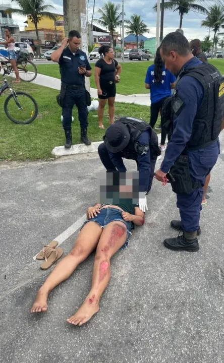 Ela caiu da moto enquanto passava por um quebra-molas