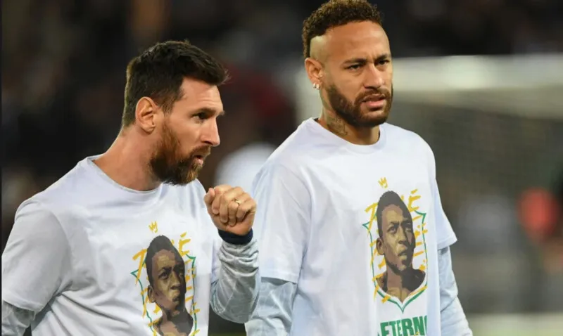 Na camisa branca tinha a imagem do rosto do Rei, junto com a frase "Pelé Eterno"