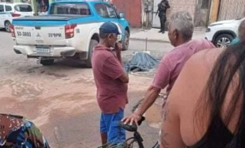 De acordo com testemunhas, ele estava de bicicleta. O condutor fugiu com o caminhão do local