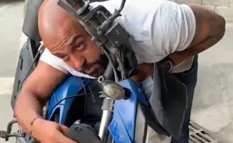 Homem se prendeu em moto com um cadeado para Blitz não levar o veículo