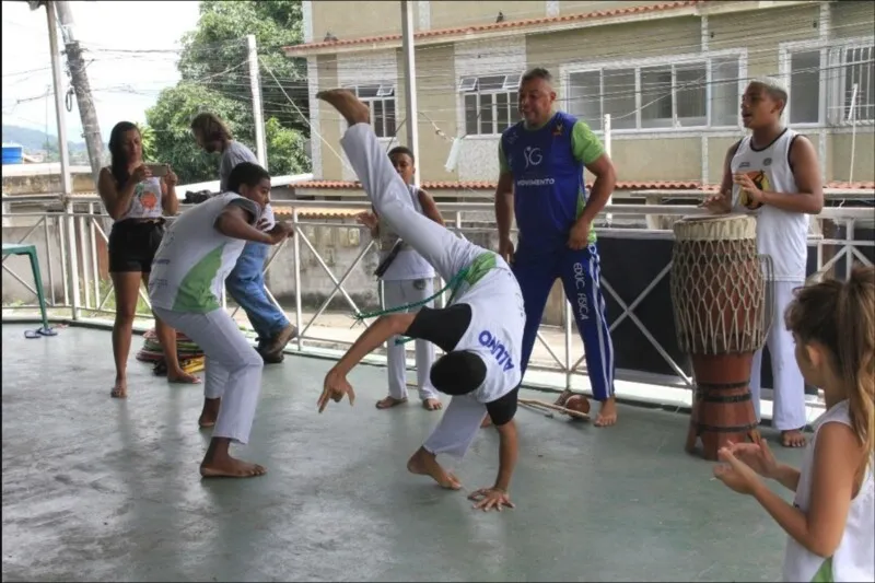 A prática da capoeira pode proporcionar diversos benefícios físicos, como a desenvoltura da força corporal e da flexibilidade