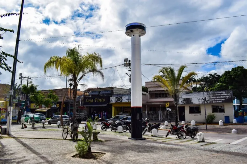 Ele possui um microfone omnidirecional capaz de captar sons de uma distância de até 6 metros