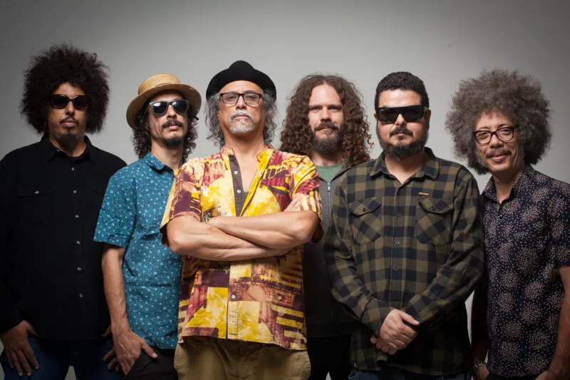 A banda surgiu durante as gravações do álbum “Enxugando Gelo”, do rapper BNegão
