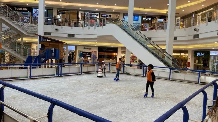 Shopping de Itaipu inaugura pista de patinação de gelo
