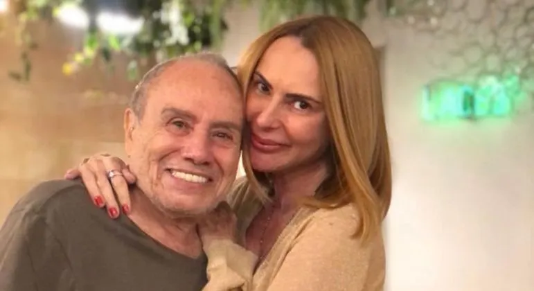 Stênio Garcia é interrompido pela esposa no meio de uma entrevista no programa Agora é Tarde