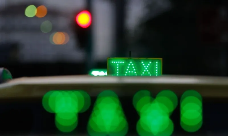 Têm direito ao benefício os motoristas de táxi registrados nas prefeituras, titulares de concessões ou alvarás expedido até 31 de maio