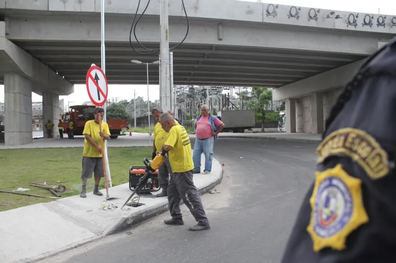 O prefeito Capitão Nelson esteve no local para conferir o início da instalação de placas e semáforos na região