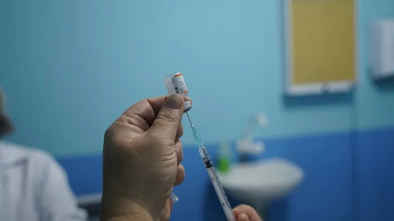 A secretaria pede para que a população chegue aos pontos de vacinação uma hora antes do término da aplicação da vacina