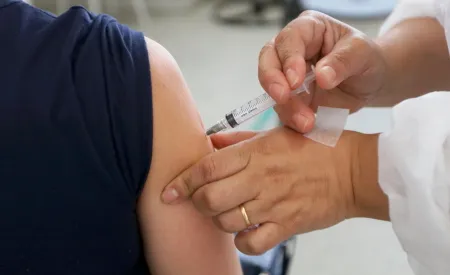 intervalo entre a primeira dose de reforço e a segunda é de pelo menos 4 meses