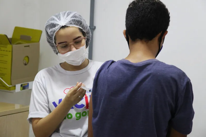 Imagem ilustrativa da imagem São Gonçalo começa a vacinar adolescentes com dose de reforço contra covid-19