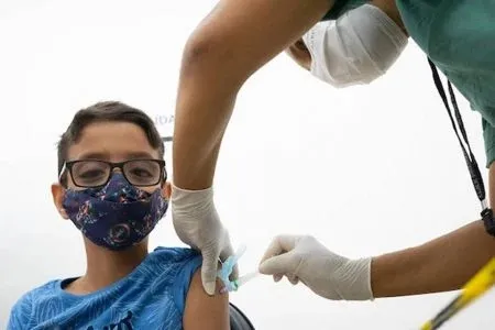 A média móvel acompanha o avanço da Covid-19 no Brasil