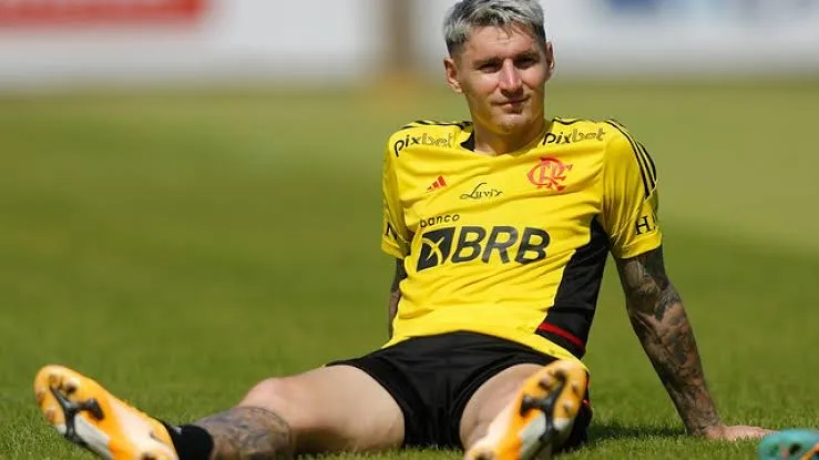 Jogador já treinou com a equipe do Fla