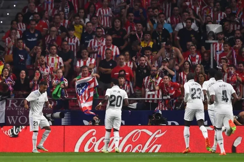 Foram arremessados objetos nos jogadores na comemoração do gol do Real