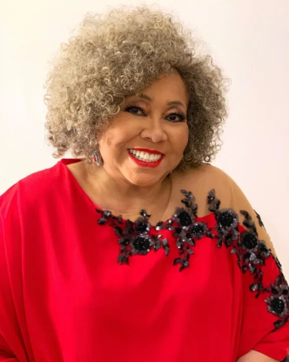 Aos 74 anos, Alcione se recupera de operação para tratar espondilolistese