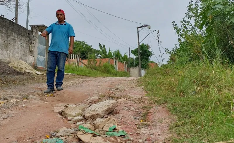 Moradores precisam improvisar melhorias nas ruas com os próprios recursos