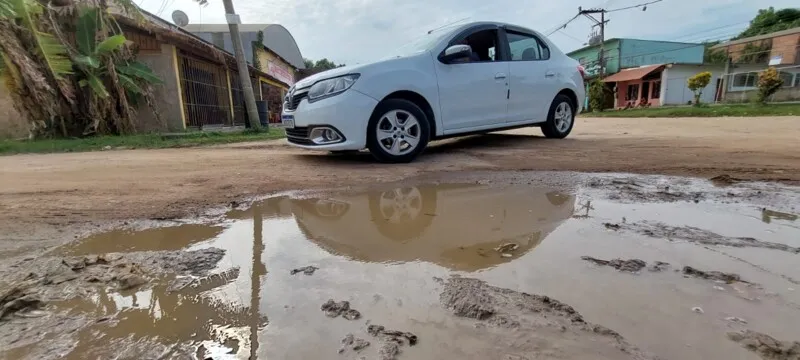 Motoristas fazem o possível para evitar a grande quantidade de buracos