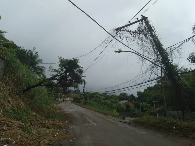O poste ameaça cair a qualquer momento