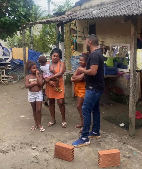 Com a reforma, a casa da família ganhou pisos novos, vaso, armário de banheiro e um chuveiro que antes não existia