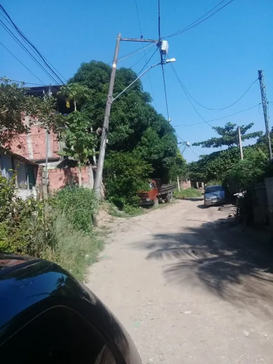 O poste que vem entortando em Santa Izabel preocupa diversos moradores