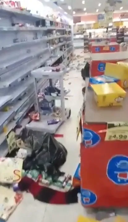 Supermercado foi alvo de saqueadores em Inhaúma