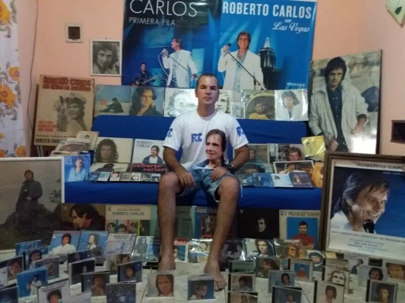 Douglas Barreto, de 38 anos, e sua coleção