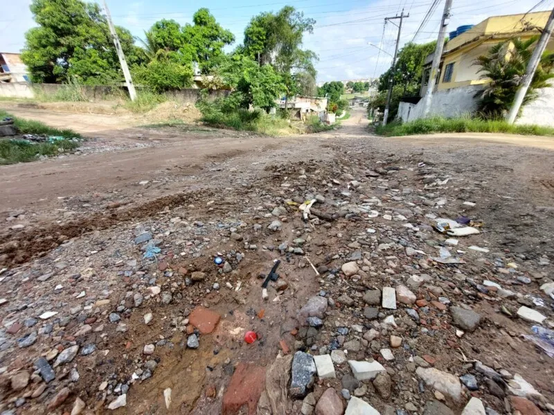 A rua, que já é complicada, se torna ainda mais intransitável após a chuva