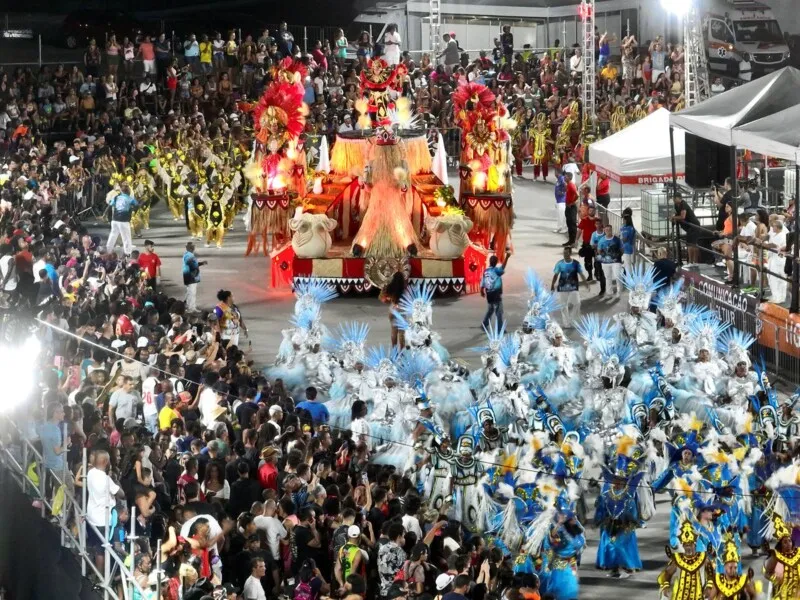 Caminho Niemeyer recebeu o desfile das escolas de samba de Niterói