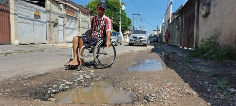 É necessário desviar dos buracos no bairro