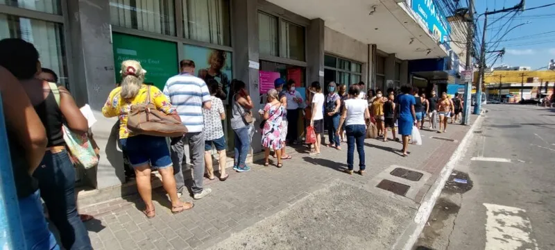 Na porta da Enel, existem duas filas: uma de serviços agendados e outra de não-agendados