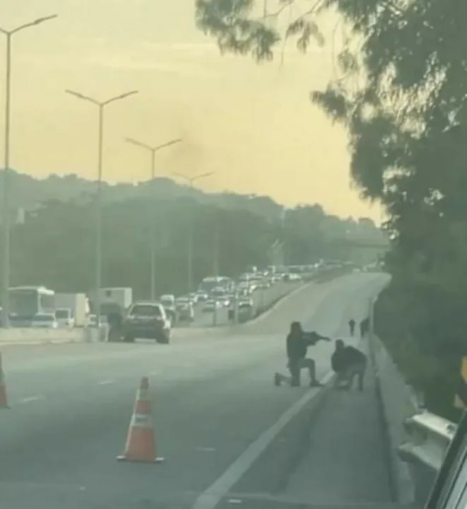 Na quarta (foto), policiais se posicionaram na rodovia para combater os criminosos