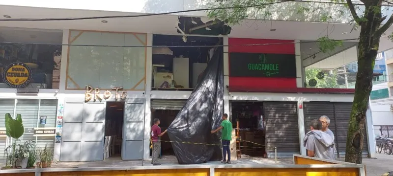 O homem trabalha próximo ao local do incêndio