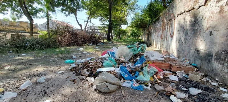Lixo é descartado de forma irregular pela população na Praça dos Ex-Combatentes