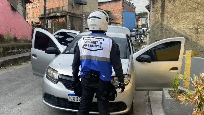 O carro foi localizado na Rua Reinaldo Feijó, no Barro Vermelho, em São Gonçalo