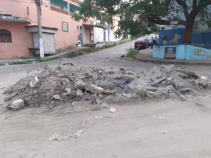 Buraco preocupa quem mora e quem passa pela rua