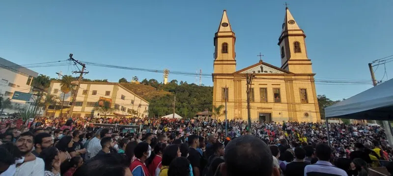Milhares de fieis se reuniram para assistir a missa do bispo Dom Frei Alano