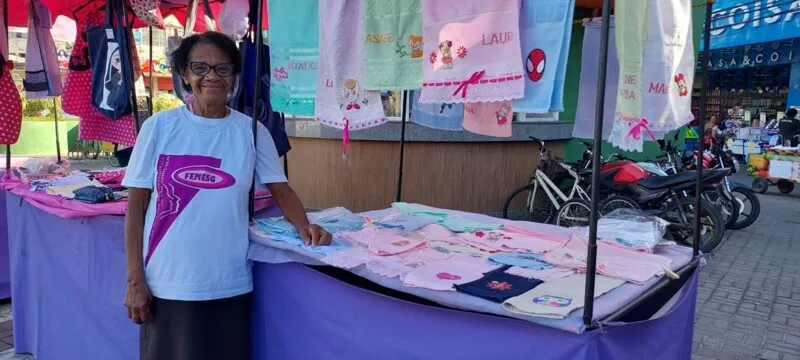 Maria da Conceição afirma que participar da feira a ajuda mentalmente