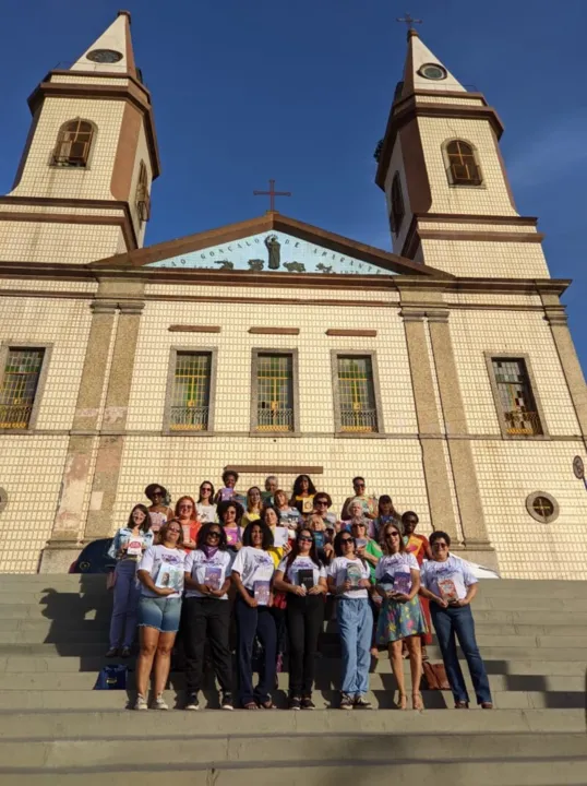 Escritoras se reuniram para recriar foto histórica, em frente à Igreja Matriz