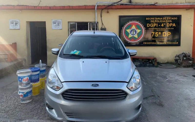 Carro e material apreendido