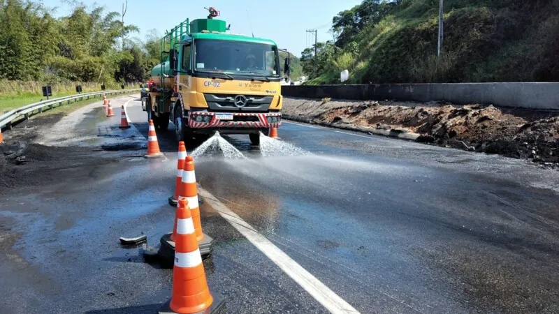 Pista está sendo limpa após carreta pegar fogo