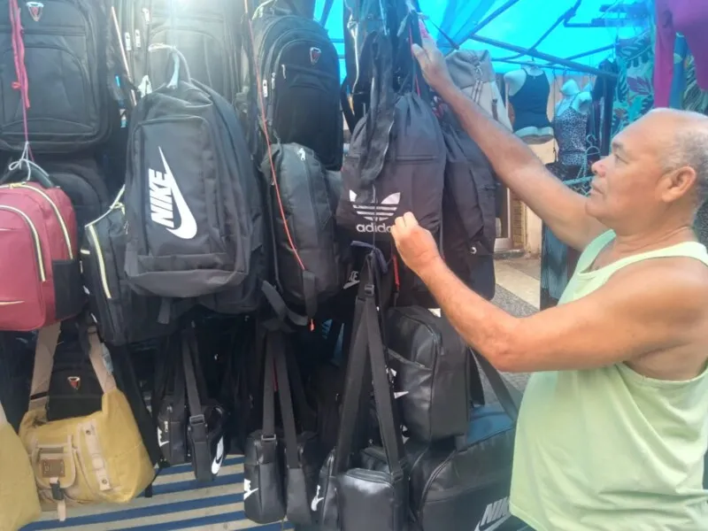 O ambulante Francisco Corrêa espera vender muitas mochilas neste Dia dos Pais