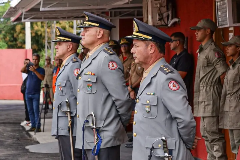 Na ponta direita da foto, o Tenente Coronel Marcos Vieira, no centro o Comandante do CBA X, Cássio Capelli, e na ponta esquerda, o Tenente Coronel Rodrigo Costa