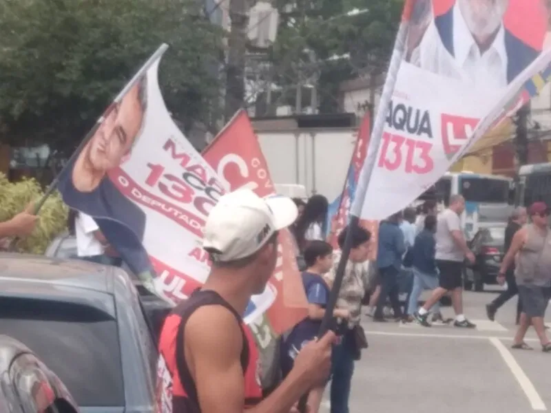 'Bandeirinhas' podem ter jornadas cansativas, mas muitos estão satisfeitos com o emprego temporário.