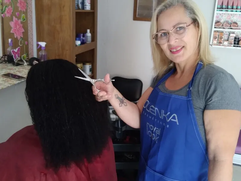 A cabeleireira Luciane Barbosa, dona do Salão Flor de Lis, vai reverter valor dos corte de cabelo para o tratamento de Maria Clara