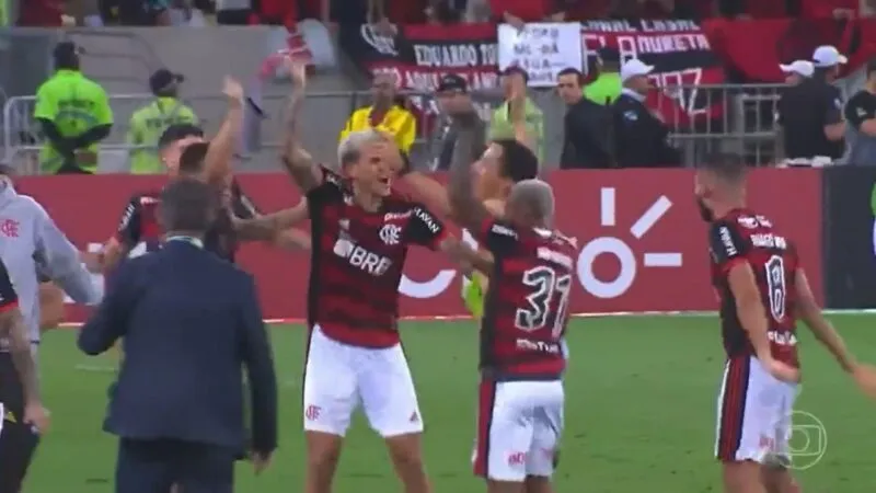 Flamenguista invadiu gramado para celebrar vitória ao lado dos jogadores da equipe