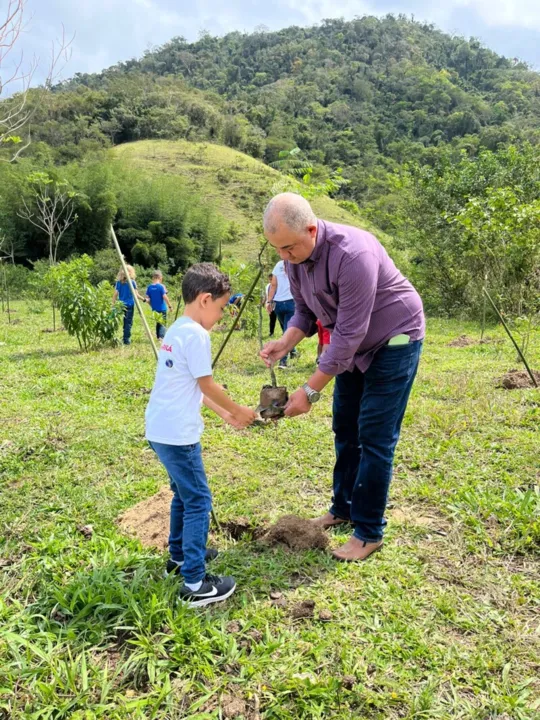 A ação contou com a ajuda de alunos da Escola Municipal Brasilina Coutinho e do Instituto Federal Fluminense (IFF)