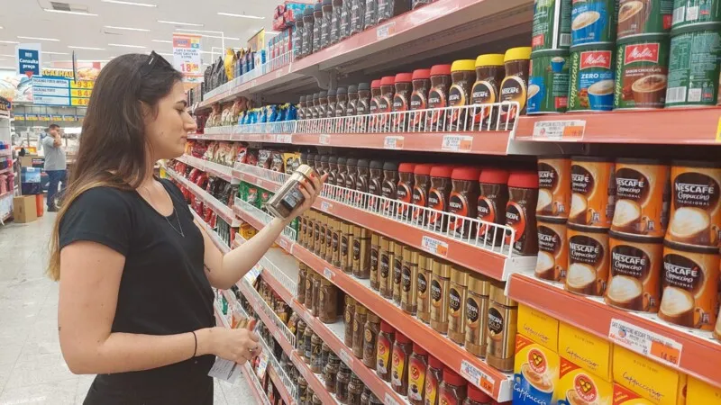 Camila Jardim tem pesquisado melhor os preços para tentar economizar ao máximo nas compras.
