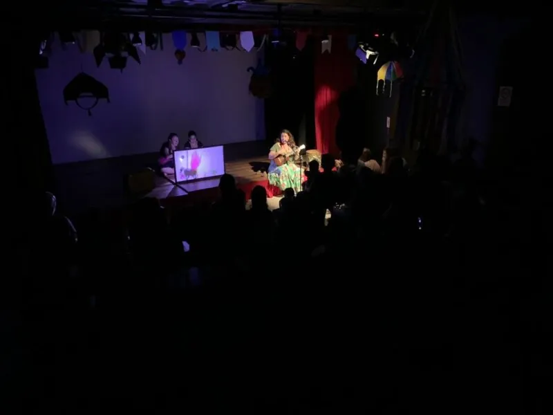 Espetáculos teatrais infantis, teatro de sombras, showficina e feira do livro são algumas das variadas atividades para a criançada durante todo o mês