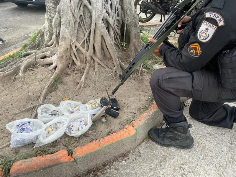Após o confronto, a PM apreendeu uma pistola, maconha e cocaína