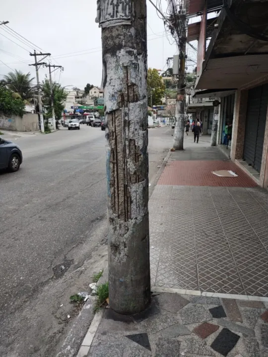 Poste fica na calçada da Rua Dr. Getúlio Vargas, altura do número 125