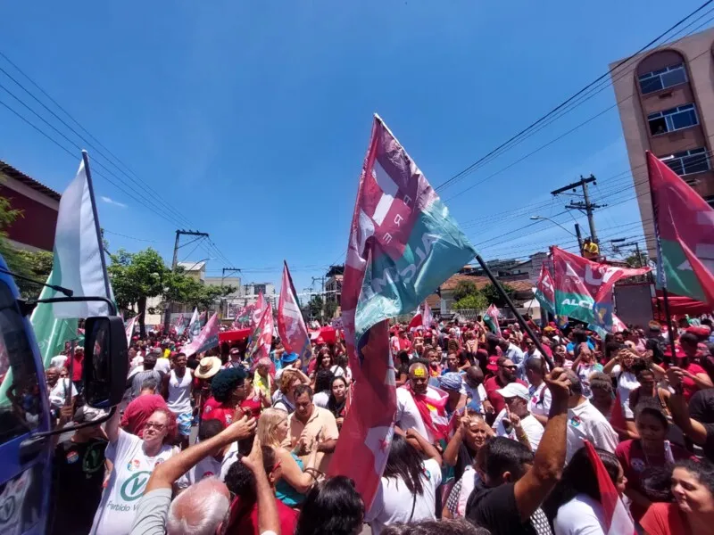 Ruas das imediações da Praça Zé Garoto já estão lotadas